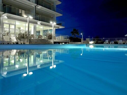 Residence Roseto, Pool, Seaview, Abruzzo - Bilo