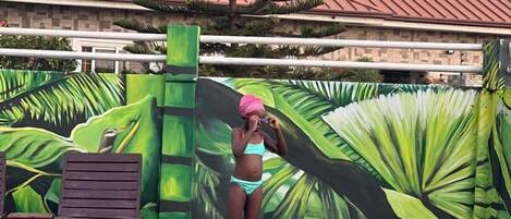 Una piscina al aire libre