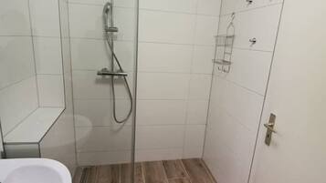 Dusche, Haartrockner, Handtücher, Seife