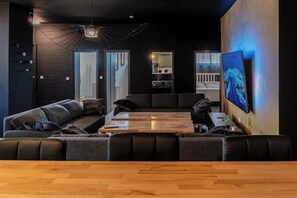 Living area - Old pub in a new design for up to 12 people (Bochum)