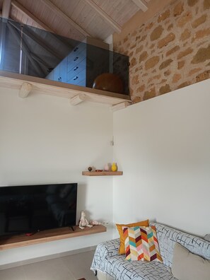 Smart TV, fireplace, books, printers - Aloni retreat is 4-bedroom villa in enchanting coasts of Dytiki Mani area (Proastio)