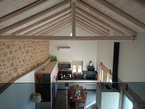 Un four, lave-vaisselle, cafetière-théière, bouilloire électrique