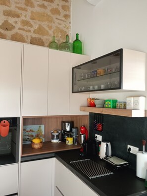 Oven, dishwasher, coffee/tea maker, electric kettle - Aloni retreat is 4-bedroom villa in enchanting coasts of Dytiki Mani area (Proastio)
