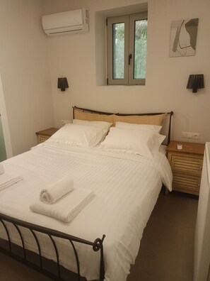 4 bedrooms, in-room safe, desk, iron/ironing board - Aloni retreat is 4-bedroom villa in enchanting coasts of Dytiki Mani area (Proastio)