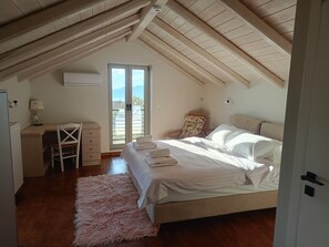 4 chambres, coffre-fort, bureau, fer et planche à repasser