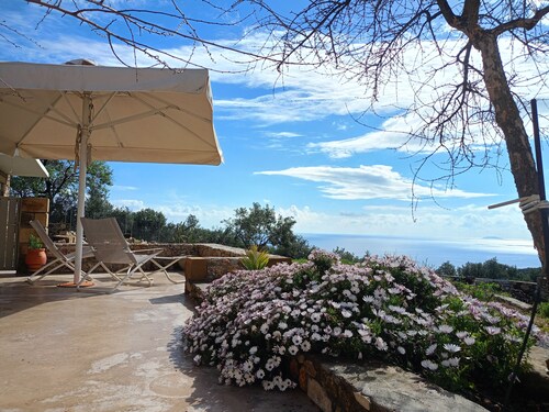 Aloni retreat is 4-bedroom villa in enchanting coasts of Dytiki Mani area