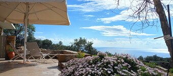 Aloni retreat is 4-bedroom villa in enchanting coasts of Dytiki Mani area