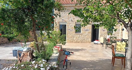 Aloni retreat is 4-bedroom villa in enchanting coasts of Dytiki Mani area