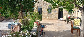 Aloni retreat is 4-bedroom villa in enchanting coasts of Dytiki Mani area
