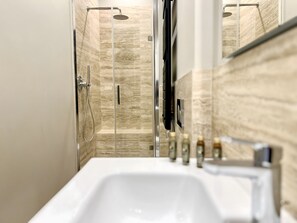 Comfort Double Room | Bilik Mandi | Pancuran mandi, pengering rambut, jubah mandi, selipar 