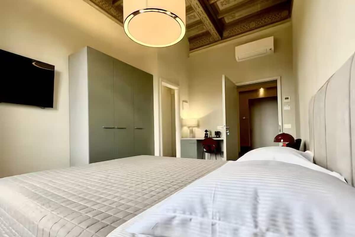 Caja de seguridad en la habitación y escritorio