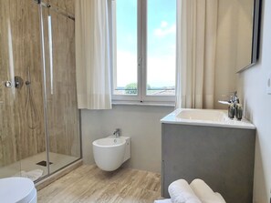 Shower, hair dryer, bathrobes, slippers - San Prospero Heritage (Siena)