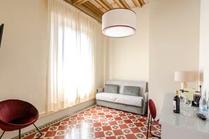 Familiesuite, byutsikt | Safe på rommet, skrivebord og skrivebord for bærbar PC