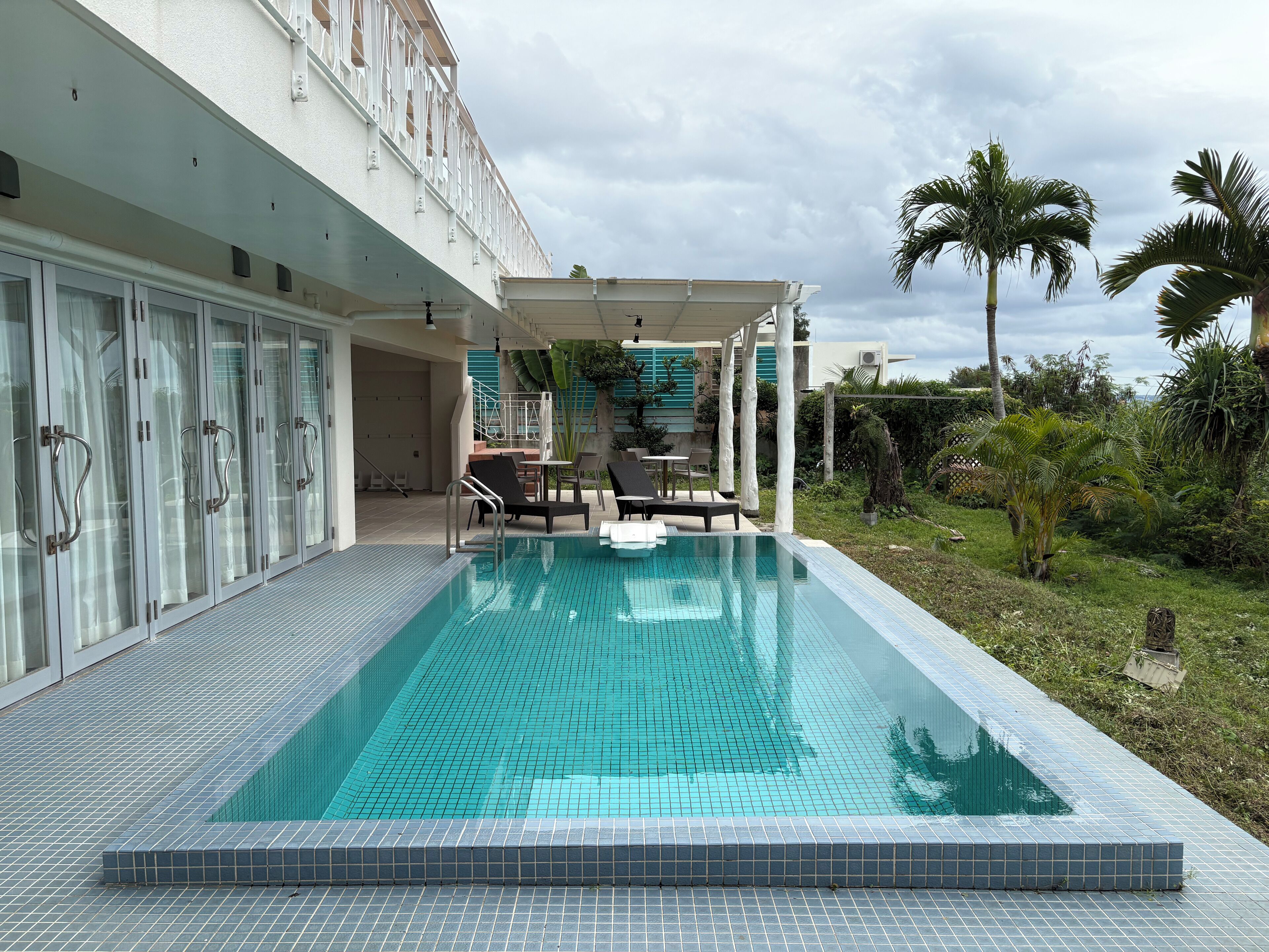 Una piscina al aire libre de temporada