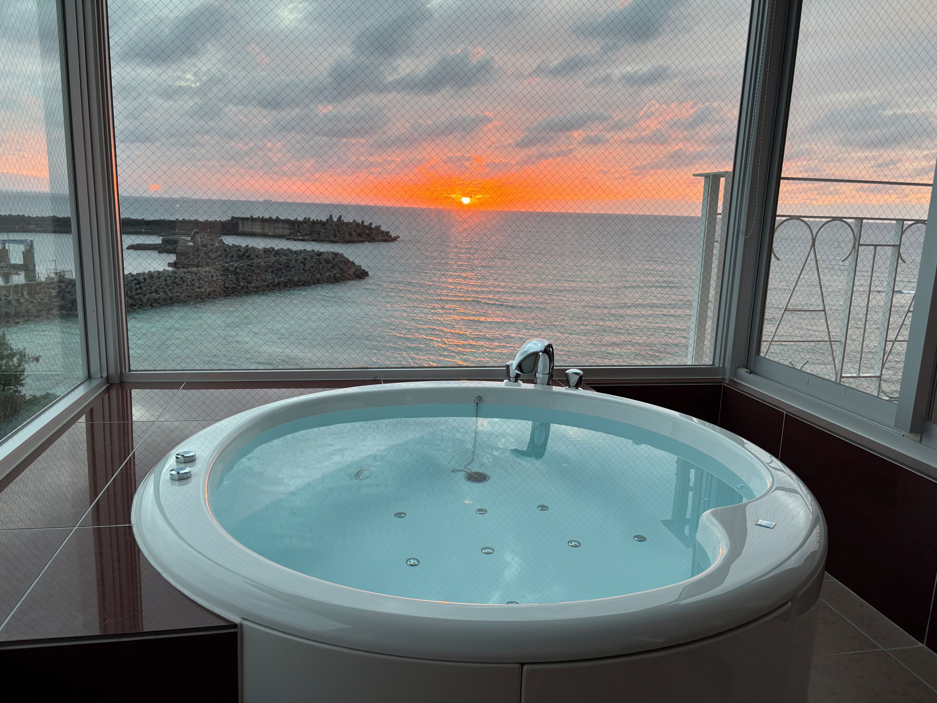 淋浴/盆浴组合、免费洗浴用品、吹风机、拖鞋