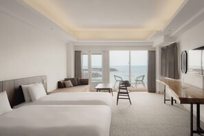 标准三人房, 无烟房, 露台 (50SQM,Jacuzzi bath) | 客房内保险箱、免费 WiFi、床单