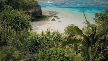 Una spiaggia nelle vicinanze, sabbia bianca