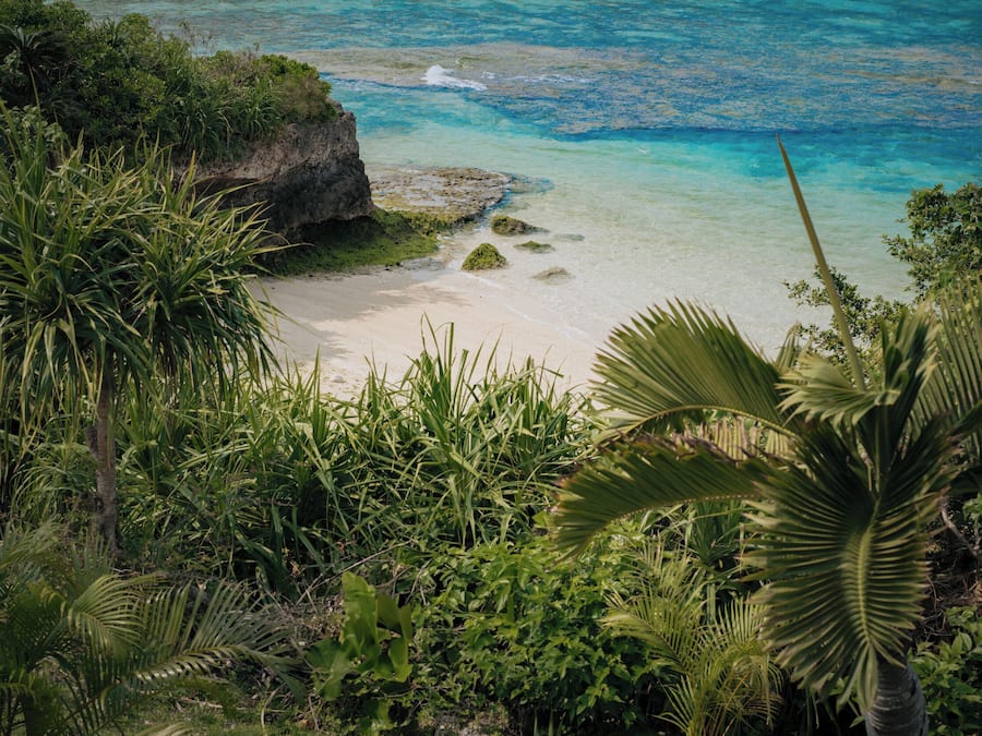 Una playa cerca, arena blanca