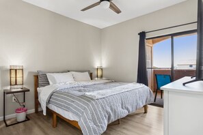 1 quarto, escrivaninha, ferros/tábuas de passar roupa, berço de viagem