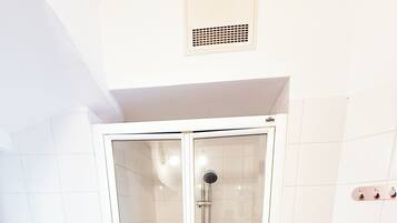 Een douche, een haardroger, handdoeken, zeep