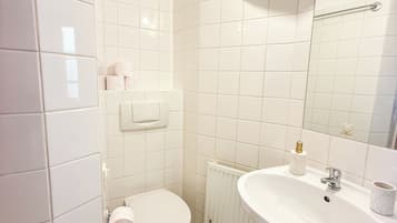 Dusche, Haartrockner, Handtücher, Seife