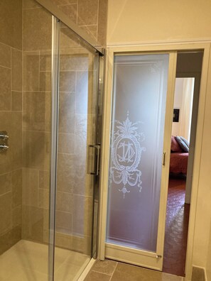 Dusche, Haartrockner, Handtücher, Seife
