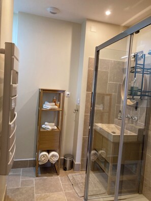 Douche, séchoir à cheveux, serviettes fournies, savon