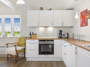 Fridge, microwave, dishwasher, cookware/dishes/utensils