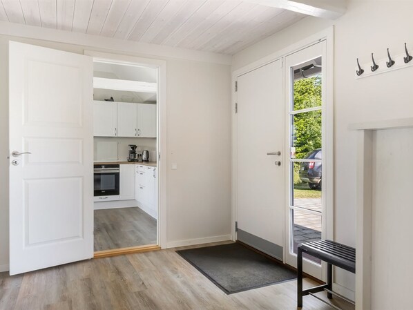 Fridge, microwave, dishwasher, cookware/dishes/utensils