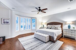 2 slaapkamers, een bureau, een strijkplank/strijkijzer, reisbedje