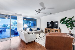 Een smart-tv en een kantoor