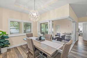 Dining - New Listing Discount | Minutes to Siesta & Lido | Dog OK | Screened Lanai | Grill | Office (Sarasota)