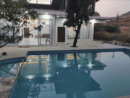 Una piscina al aire libre