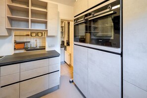 Kühlschrank, Ofen, Herdplatte, Geschirrspüler