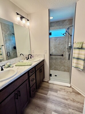 Secadora de cabello, toallas, jabón, papel de baño