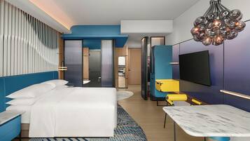 Brankas, meja kerja, ruang kerja ramah laptop, dan tirai kedap cahaya