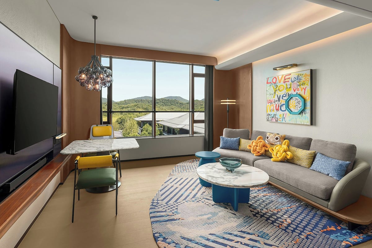 Deluxe Suite, 1 King Bed, Garden View | Living room
