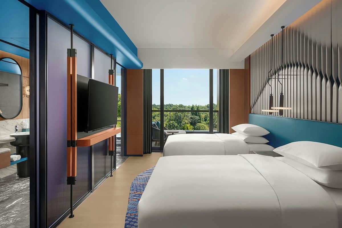 Premium-huone, 2 parisänkyä, parveke | Tallelokero huoneessa, työpöytä