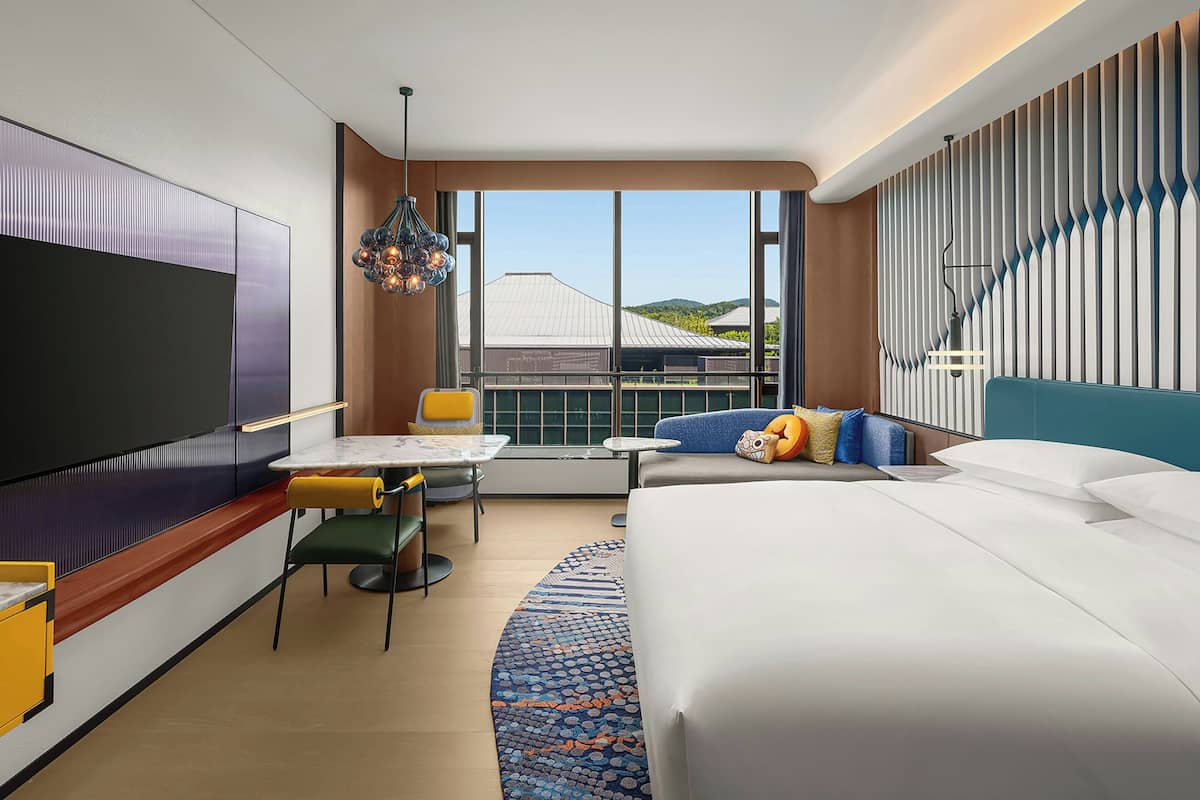 Deluxe Room, 1 King Bed | In-room safe, desk, laptop workspace, blackout drapes