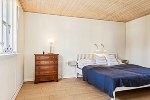 2 bedrooms, iron/ironing board, free WiFi