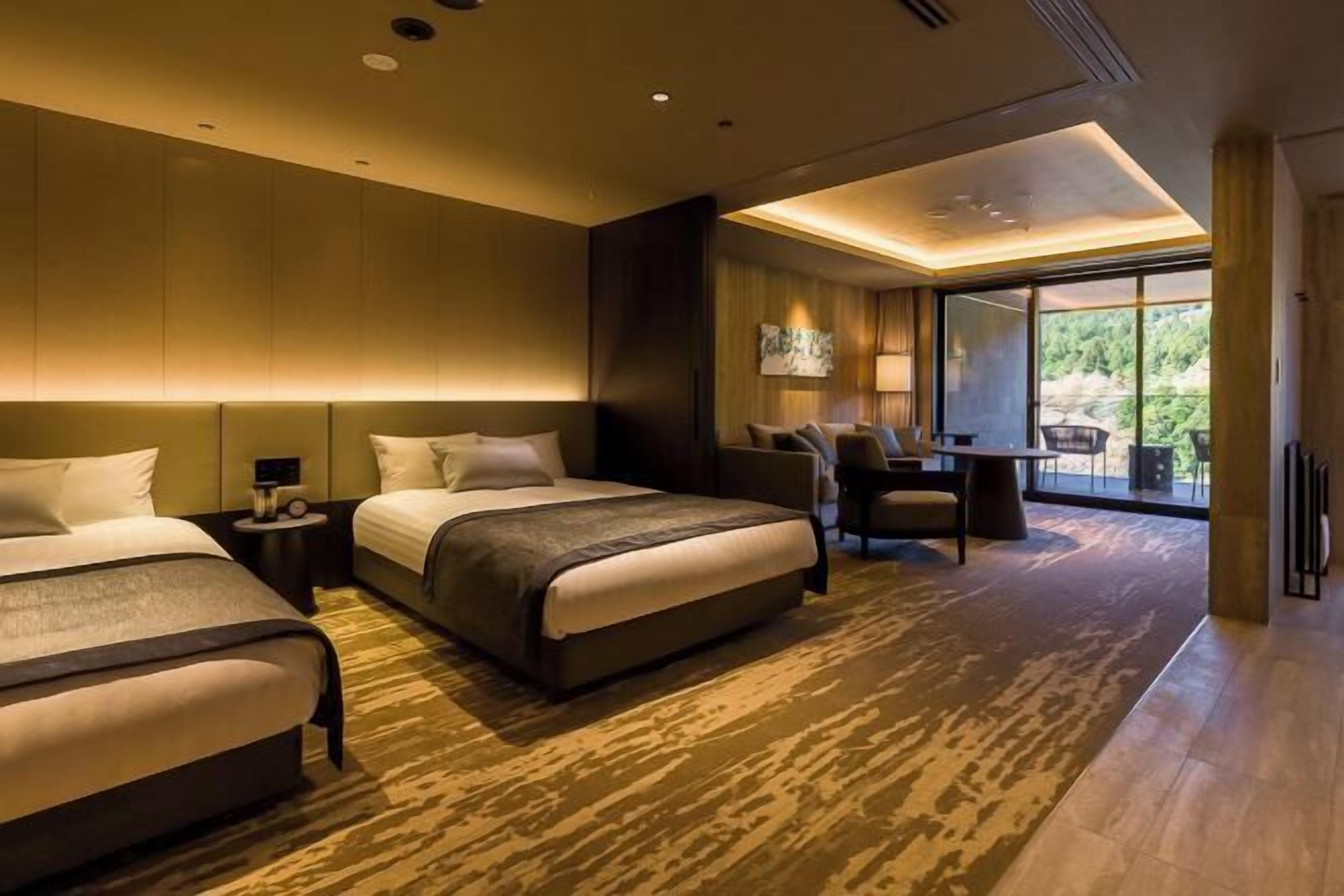 Minibar con artículos gratuitos y caja de seguridad en la habitación 