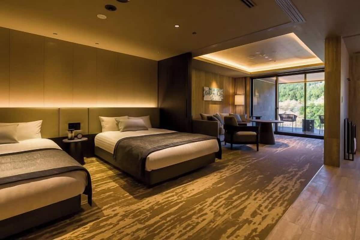 Free minibar, in-room safe, iron/ironing board, free WiFi