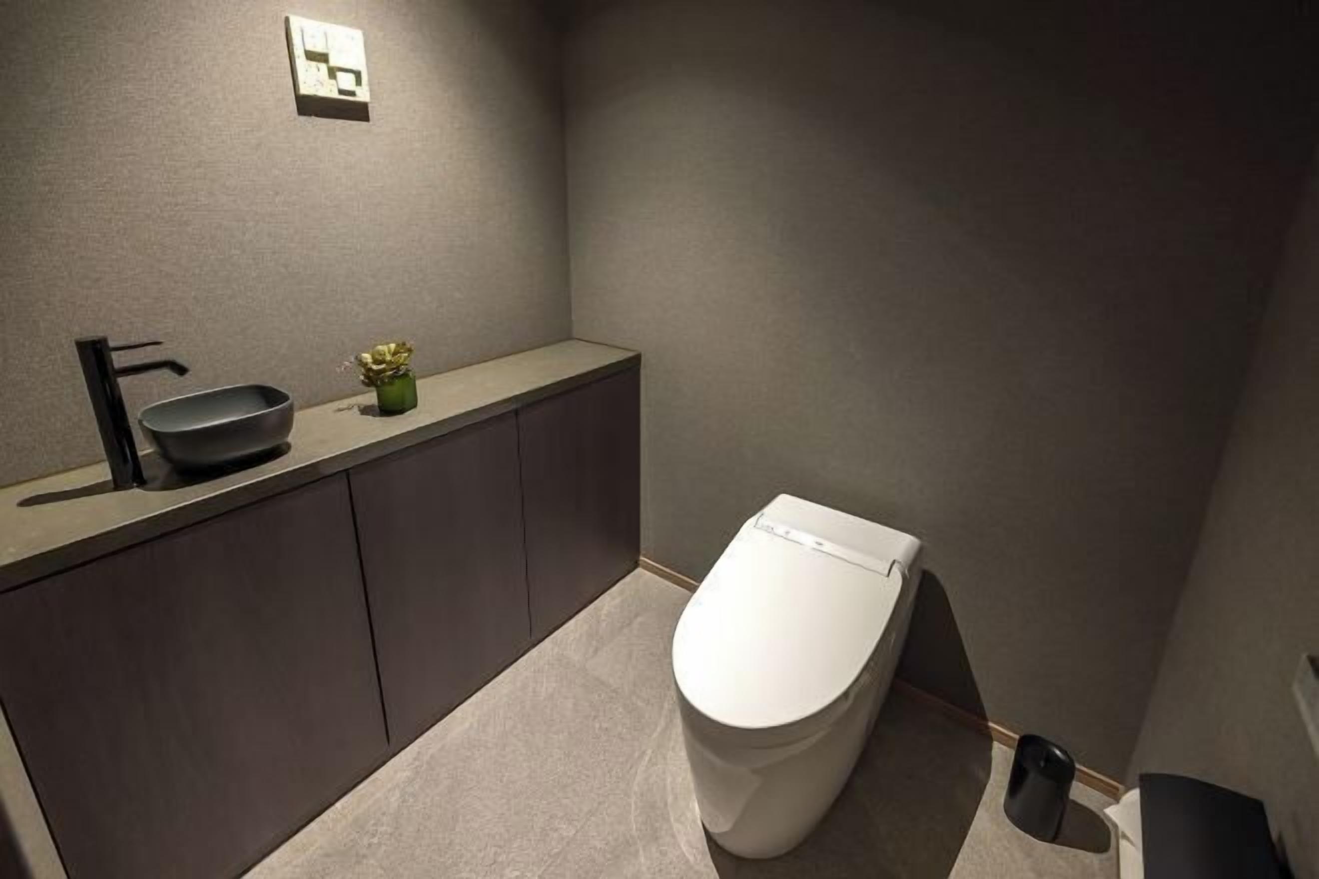 Bad | Separat badekar og dusj, kildevannsbadekar og dusjhode med hydromassaje