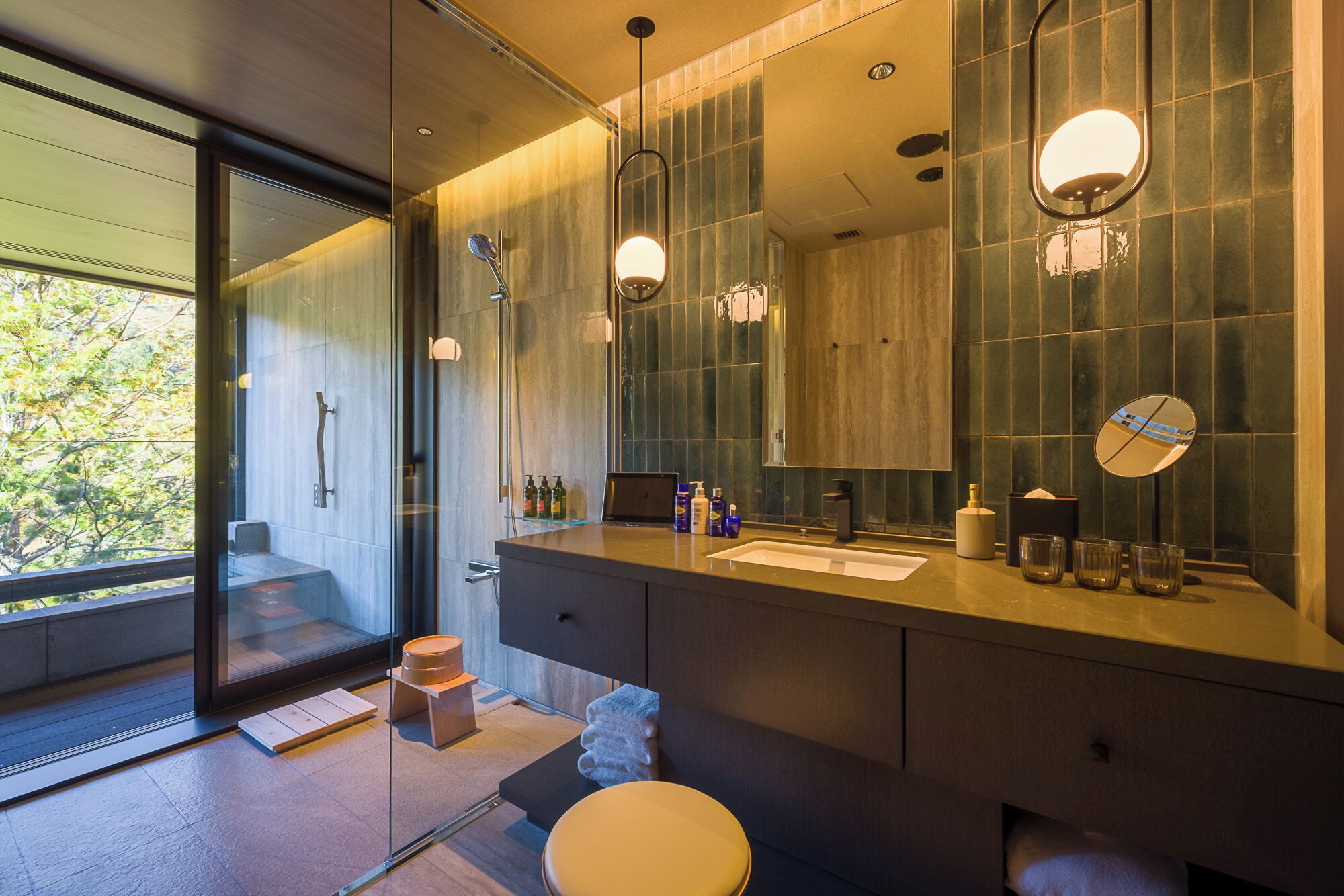 Une salle de bain moderne avec un grand miroir, une baignoire et des toilettes.