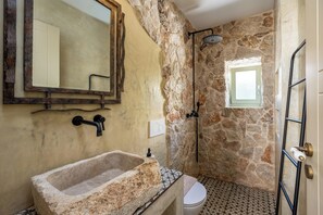 Ducha, secador de pelo y toallas