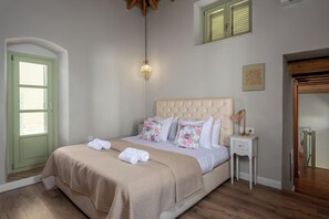 4 bedrooms, in-room safe, iron/ironing board, free WiFi