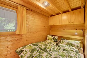 2 bedrooms, iron/ironing board, bed sheets