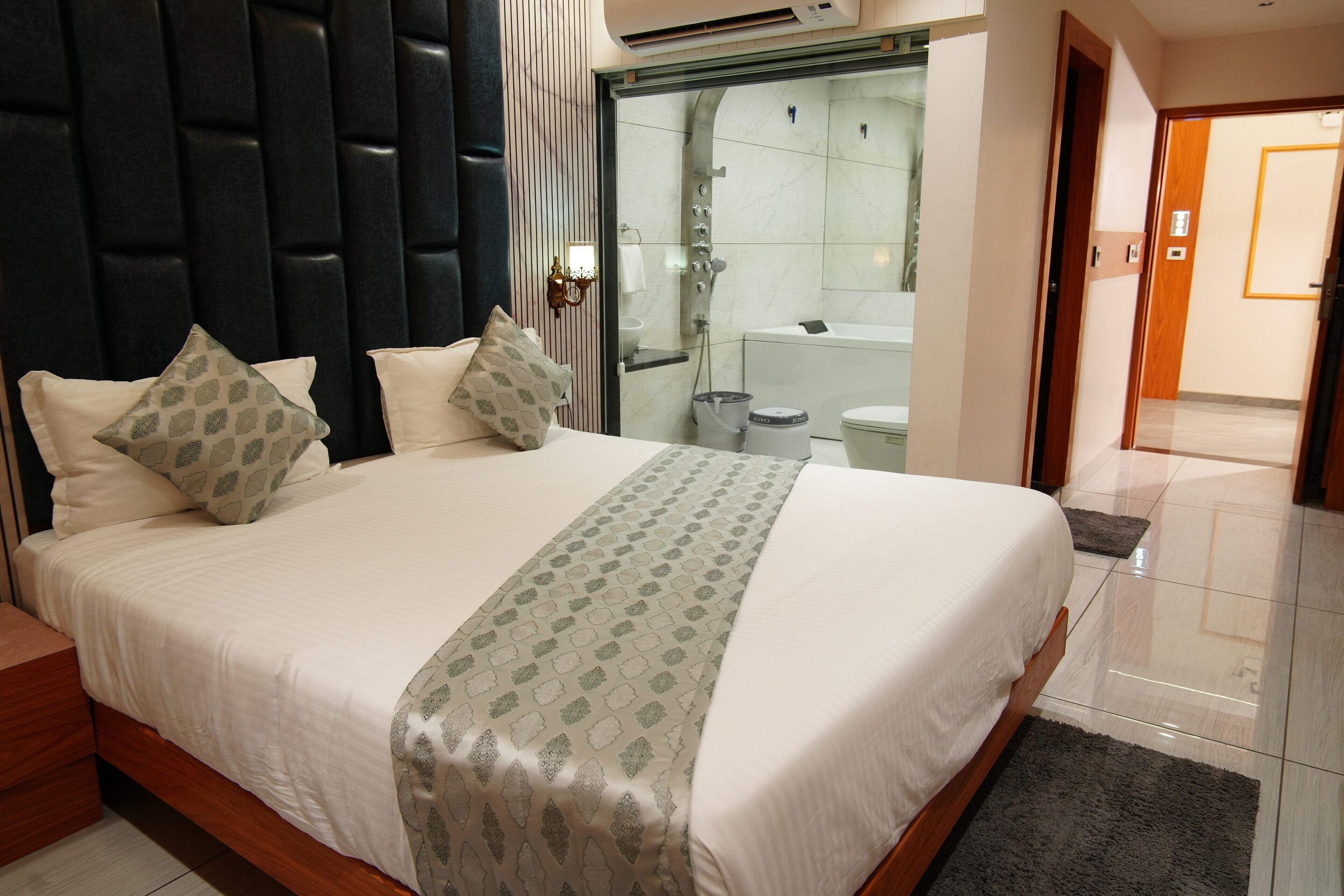 Luxury Suite, Balcony | Desk, laptop workspace, free WiFi