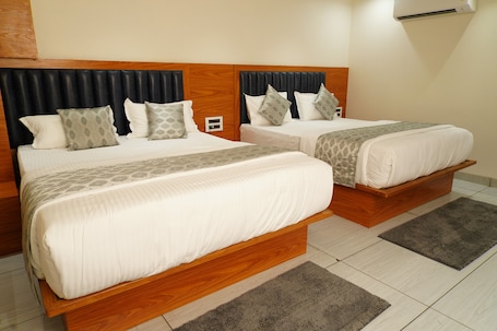 Escritorio, espacio para trabajar con laptop y wifi gratis