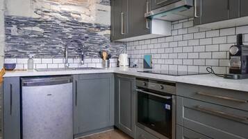 Réfrigérateur, micro-ondes, four, cafetière/bouilloire